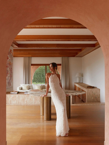 Alizée™ | Geplooide halterjurk met luchtige textuur en elegante flow